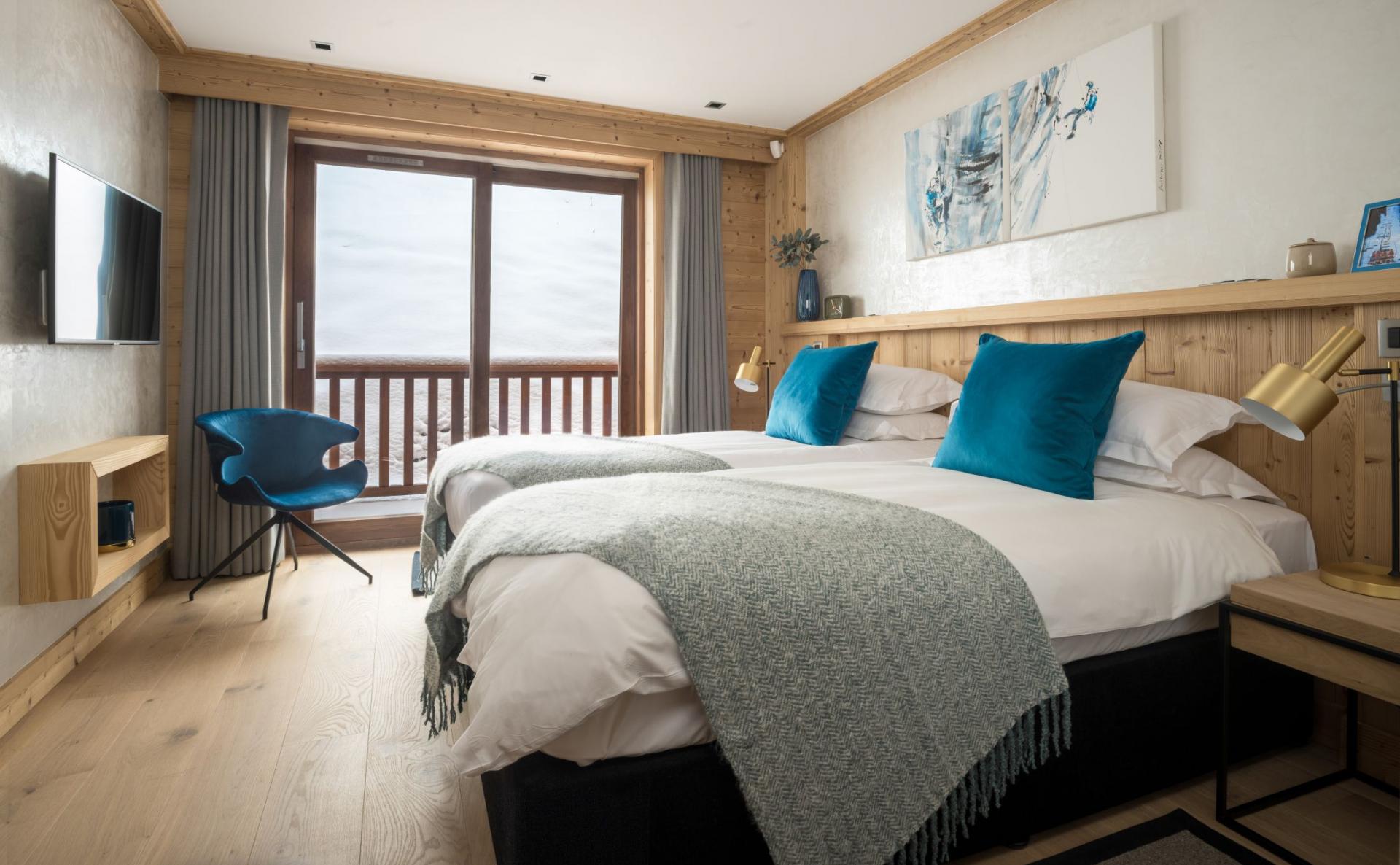 Twin bedroom in blue